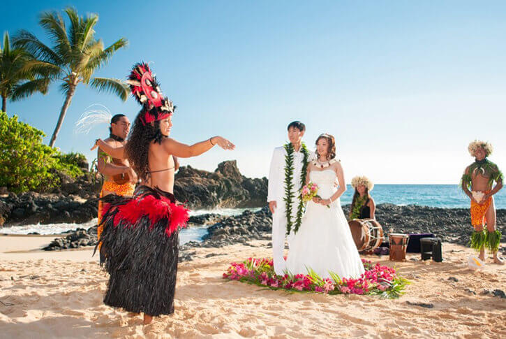 hula dancer at wedding in hawaii