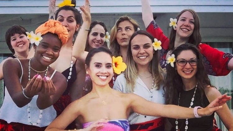 hula dancers