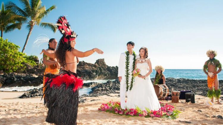 hula dancer at wedding in hawaii